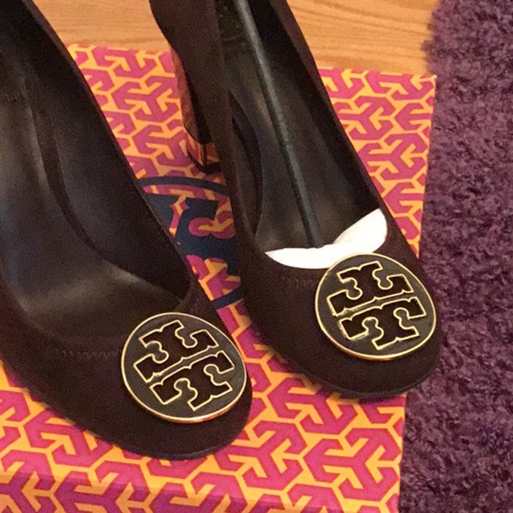 Brand new Tory Burch brown suede pumps